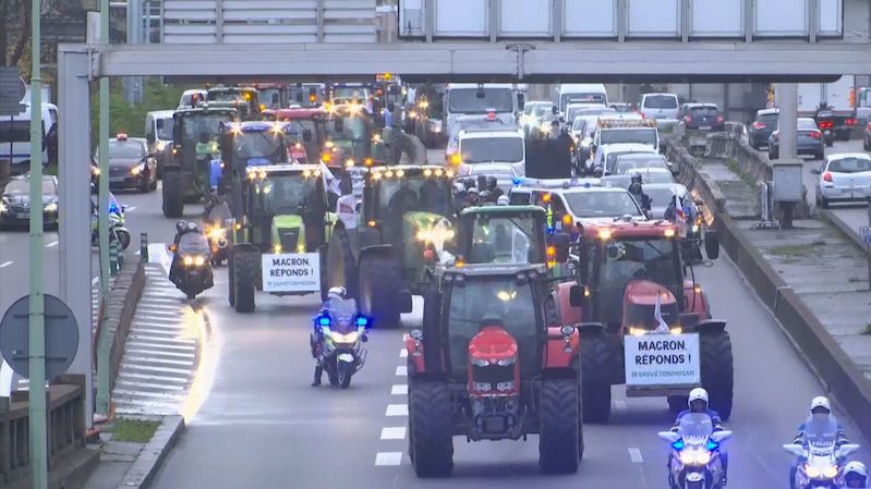 Nespokojení farmáři blokují traktory dopravu v Paříži. Žádají schůzku s prezidentem Macronem